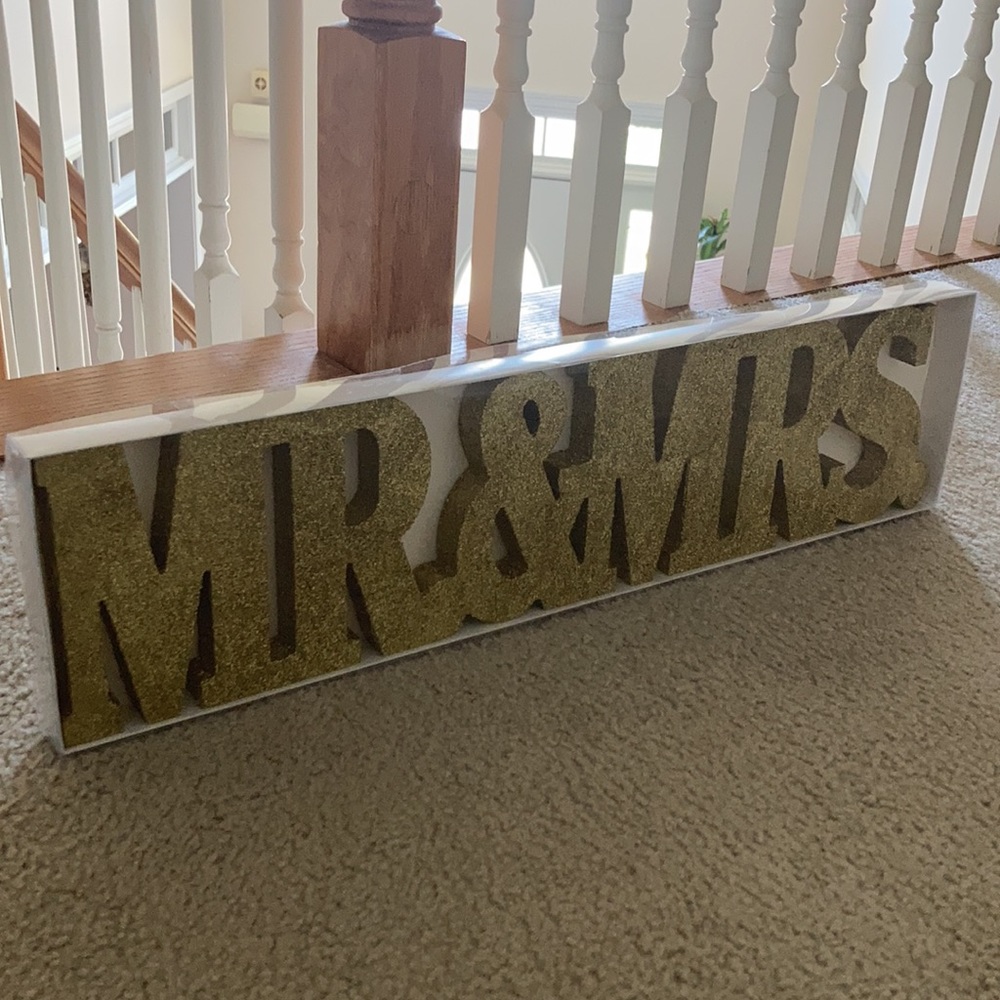Mr & Mrs. table sign - Picture 3 of 4